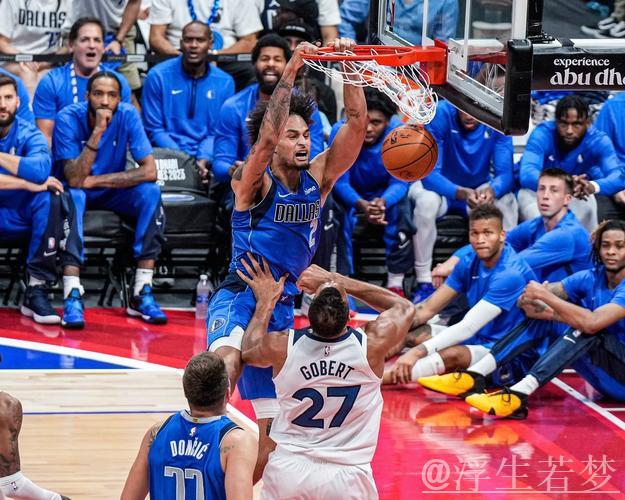 戈贝尔双手强扣补篮 兰德尔抛投失准 戈贝尔双手强扣补篮 兰德尔抛投失准