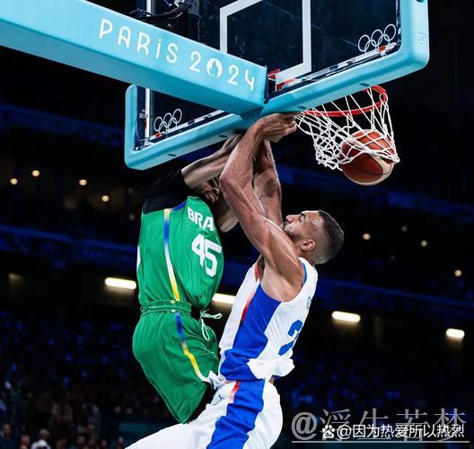 戈贝尔双手强扣补篮 兰德尔抛投失准 戈贝尔双手强扣补篮 兰德尔抛投失准